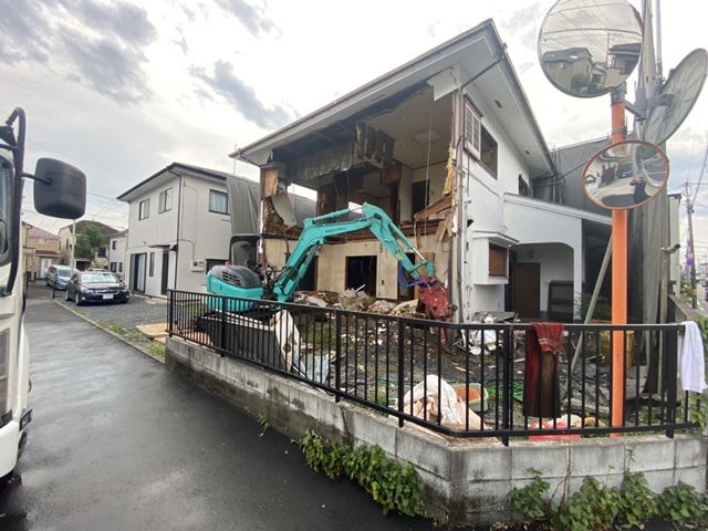 外壁石綿除去工事・木造2階建て解体工事(東京都昭島市郷地町)　工事中の様子です。